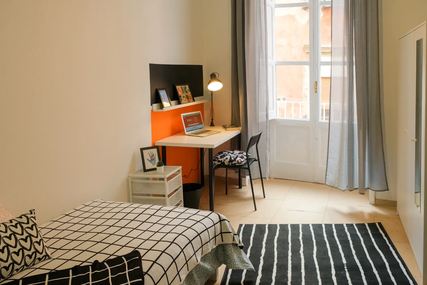 Student-friendly room in  with modern amenities