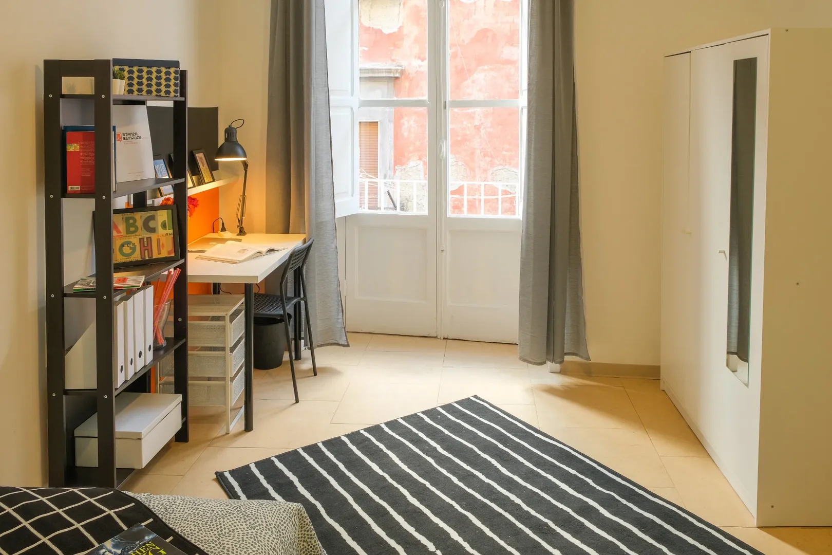 Functional student room perfect for studying in 