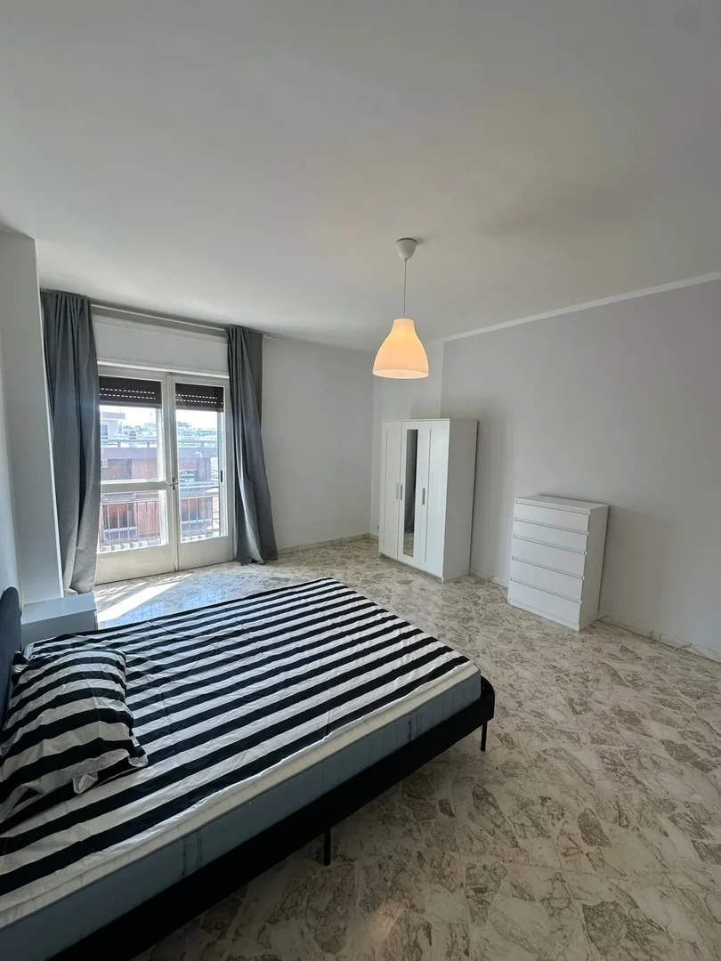 Chambre confortable pour étudiants disponible dans 