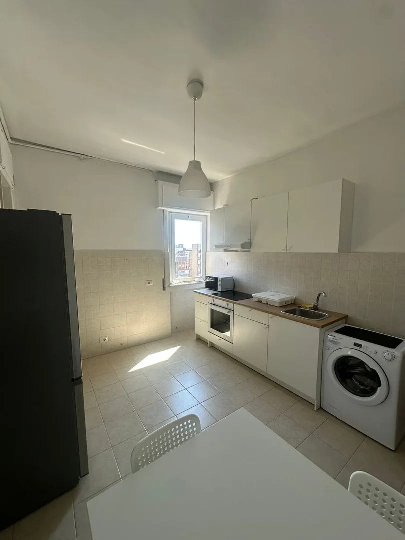 Chambre d'étudiant à  avec espace d'étude et installations communes