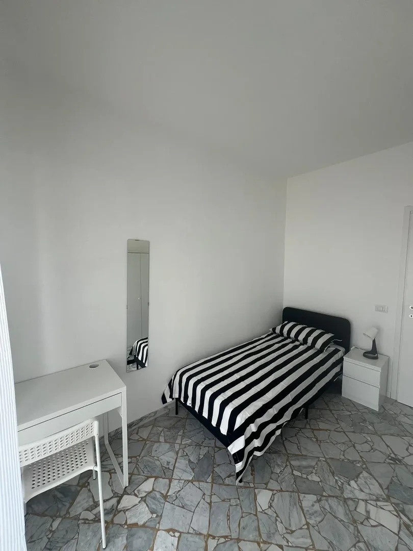 Habitación estudiantil funcional perfecta para estudiar en 