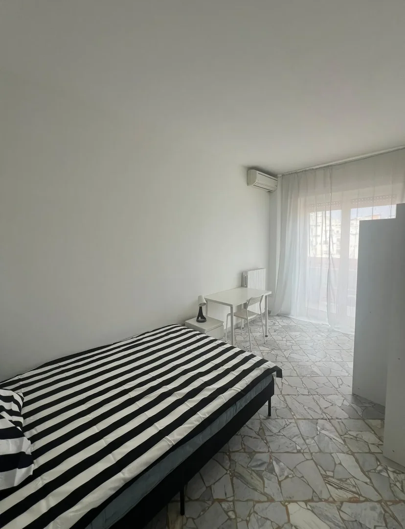 Habitación para estudiantes en  con área de estudio y facilidades compartidas