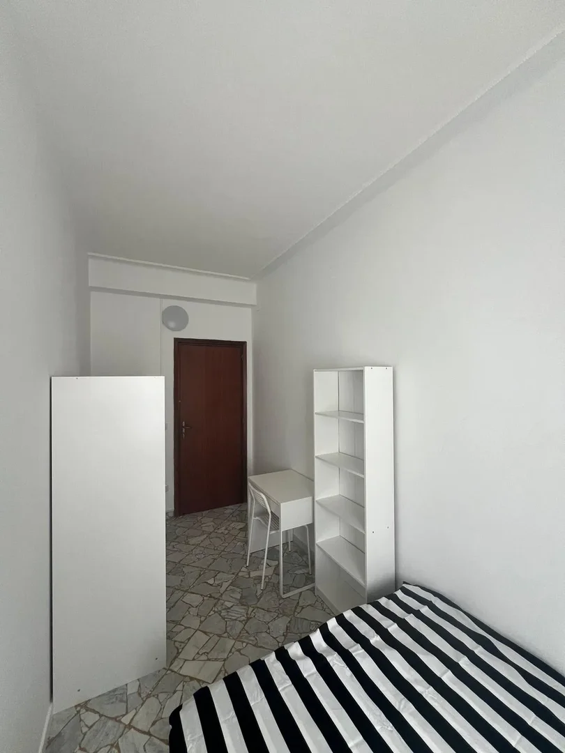 Habitación estudiantil amplia y cómoda en 