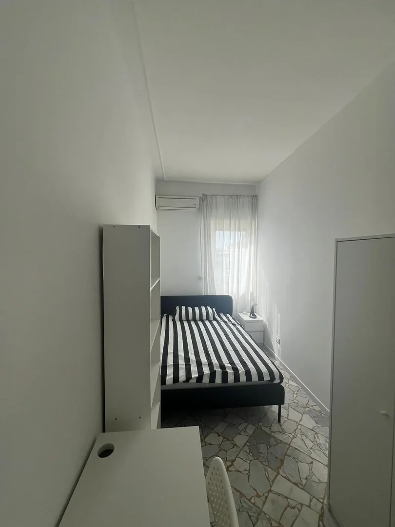 Habitación estudiantil amplia y cómoda en 
