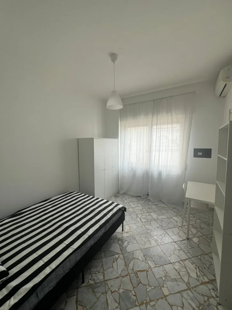 Habitación para estudiantes en  con área de estudio y facilidades compartidas