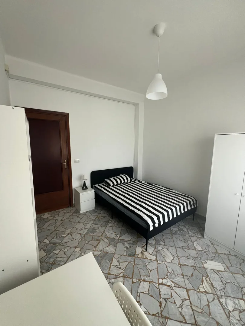 Habitación estudiantil luminosa y aireada con fácil acceso a la universidad en 