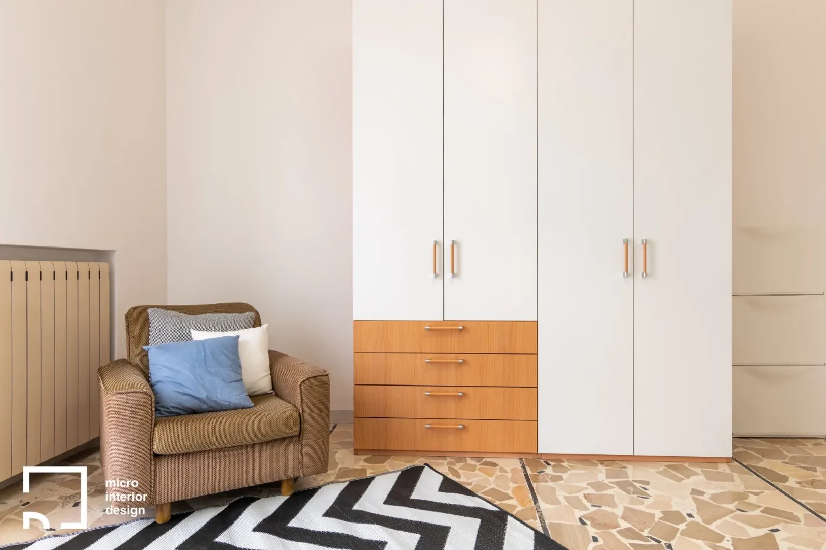 Chambre d'étudiant à  avec espace d'étude et installations communes