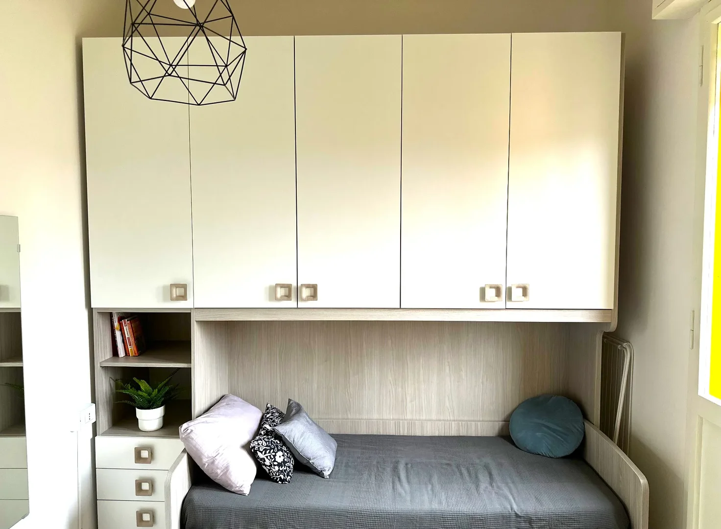 Chambre abordable pour les étudiants avec un bon éclairage dans 