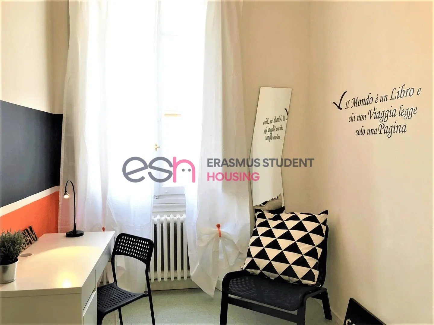 'da ders çalışmak için mükemmel olan fonksiyonel öğrenci odası
