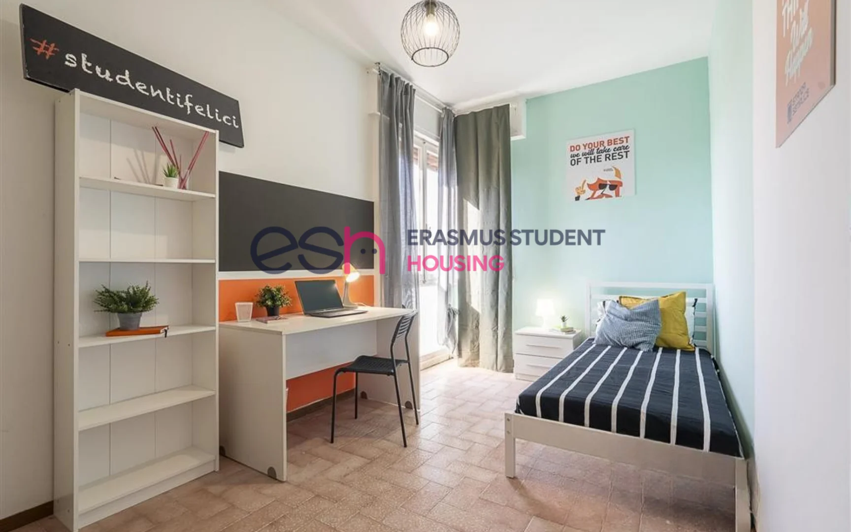 Quarto de estudante luminoso e arejado com acesso fácil à universidade em 