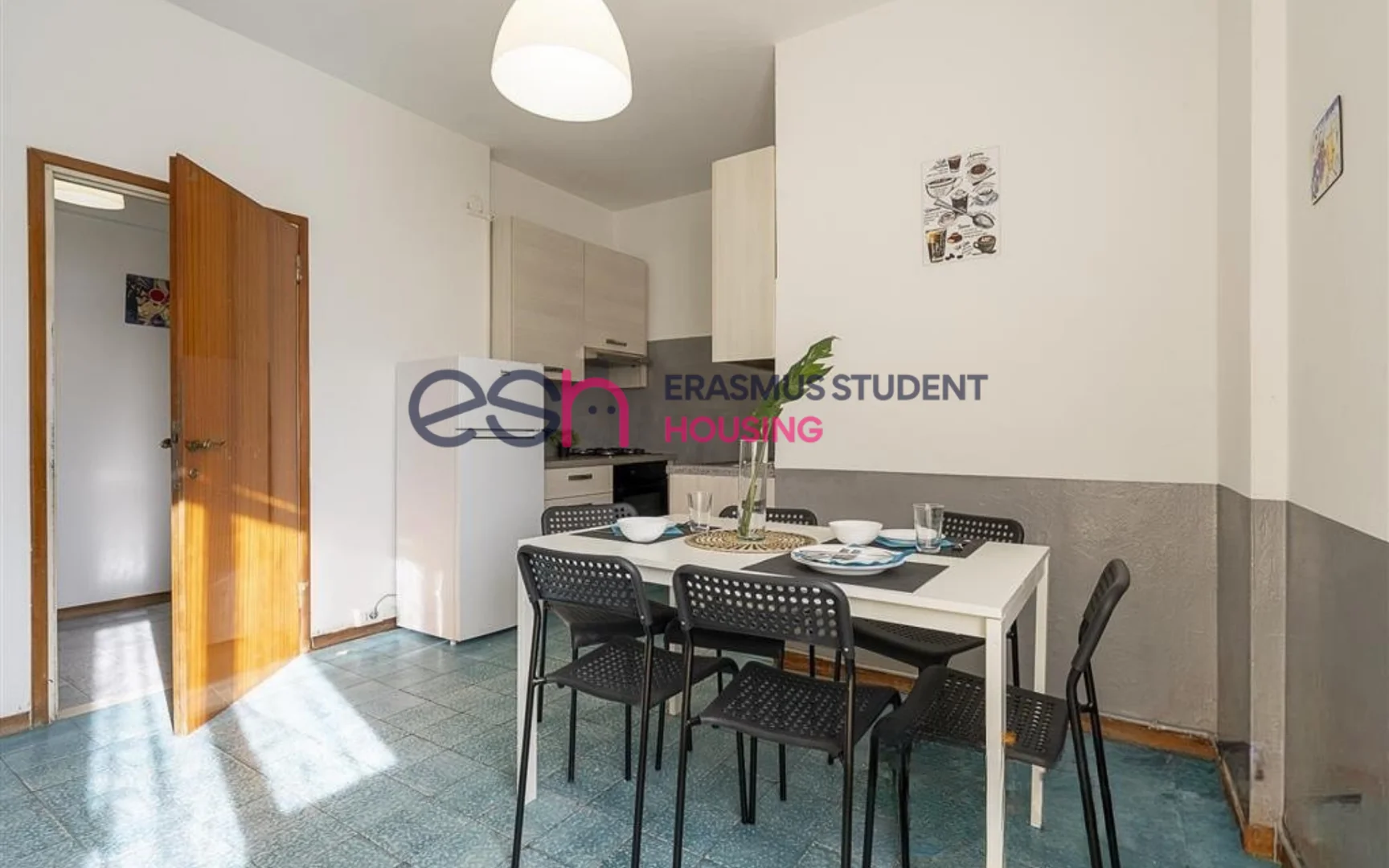 Quarto acessível para estudantes com iluminação ampla em 