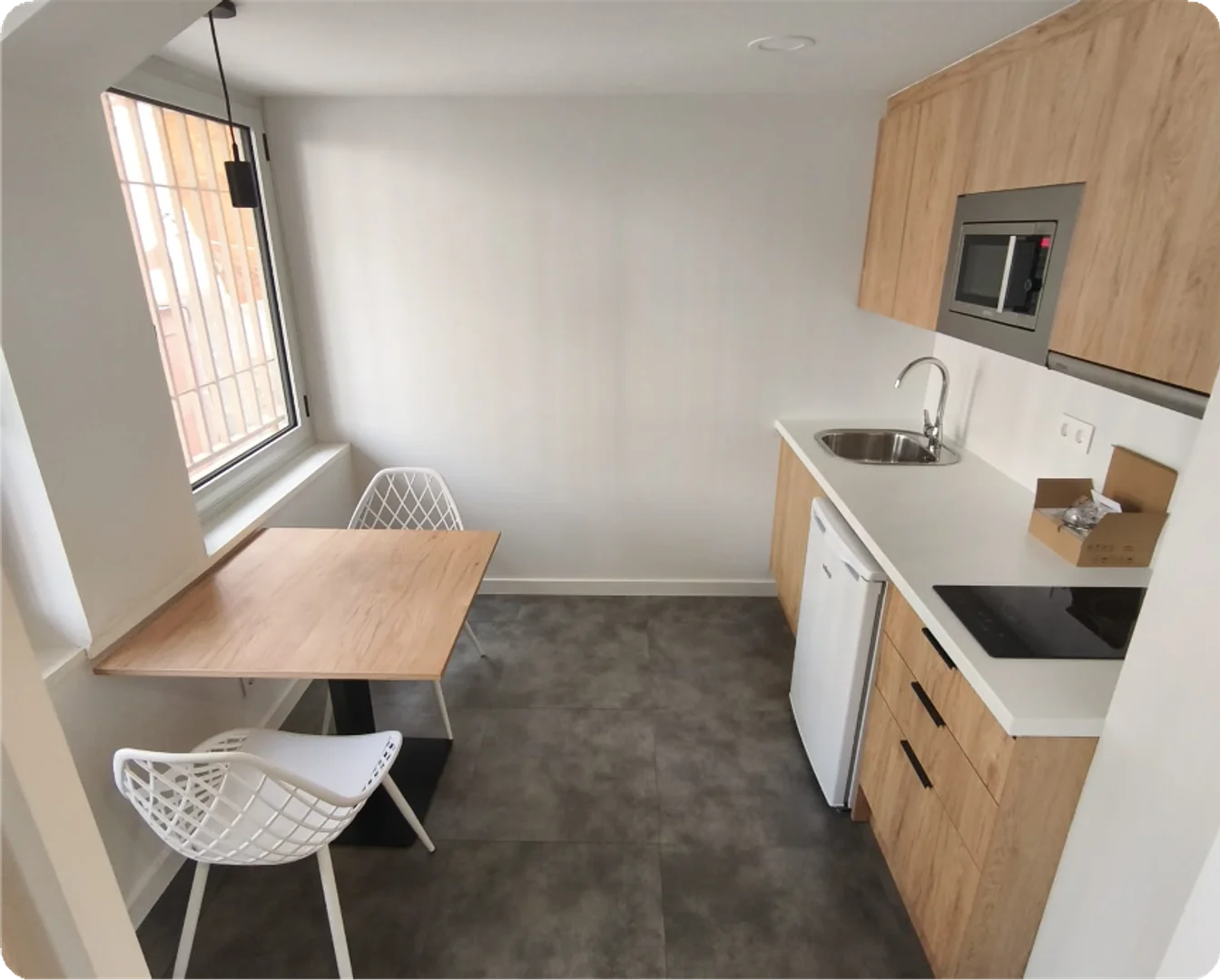 Quarto acessível para estudantes com iluminação ampla em 