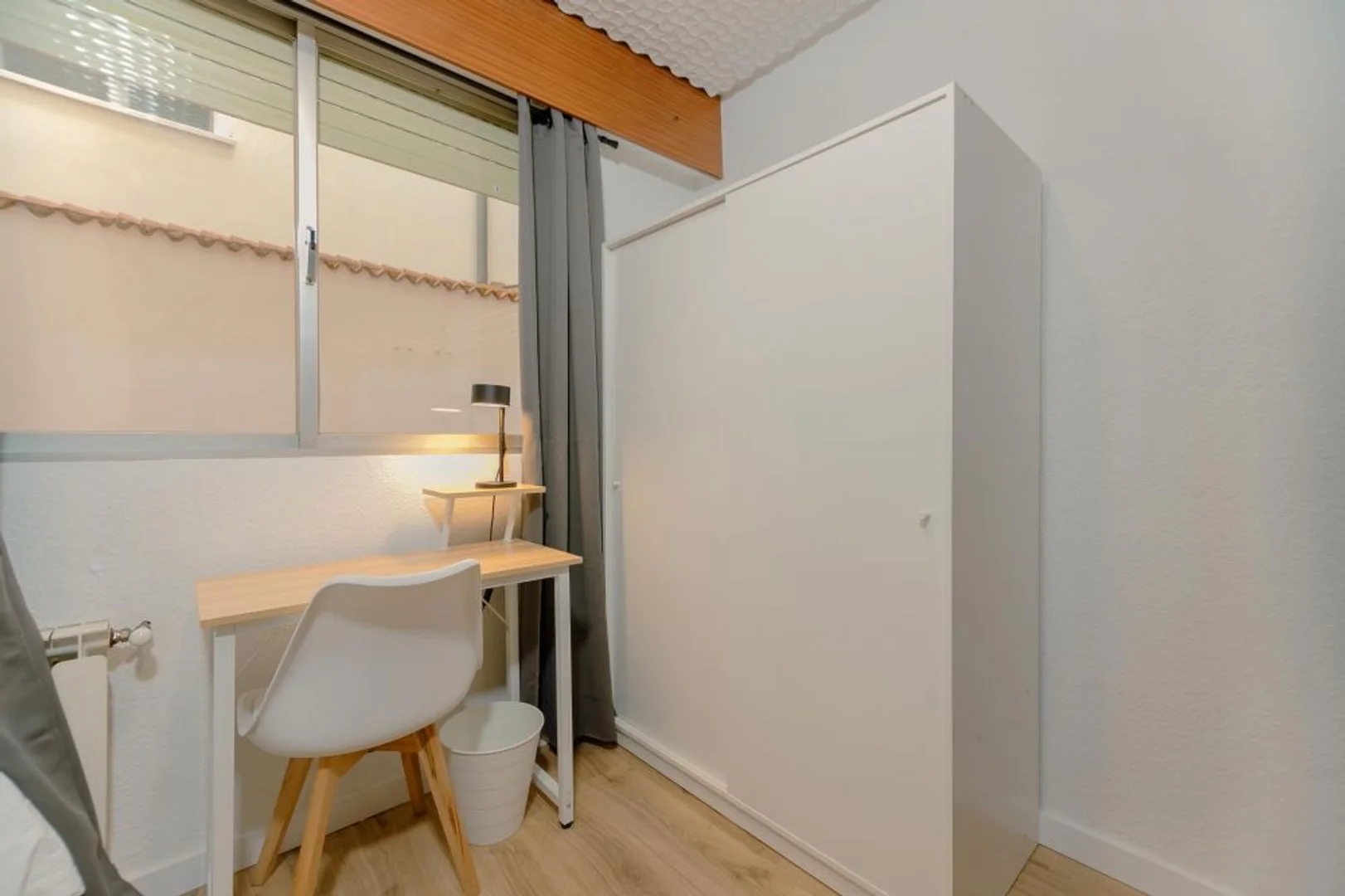 Habitación estudiantil económica con ubicación conveniente en 