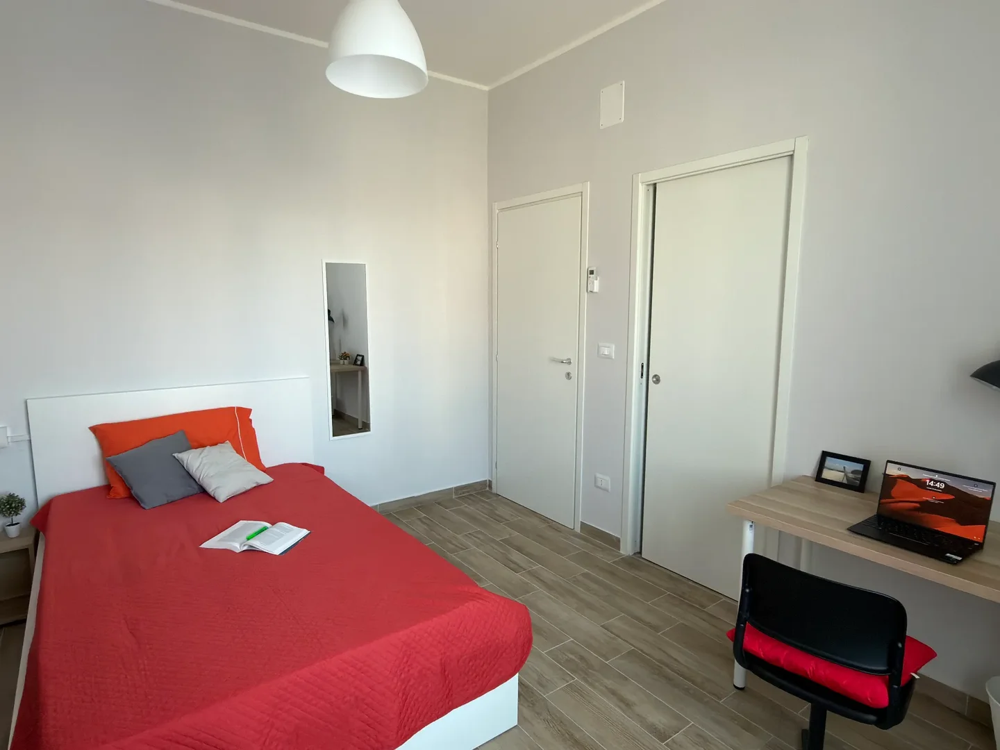 Quarto acessível para estudantes com iluminação ampla em 