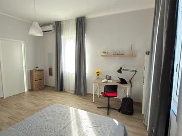 Quarto privado em Via Tirino 67, imagem 2 de 11