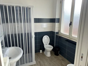 Quarto privado em Via Tirino 67, imagem 5 de 11
