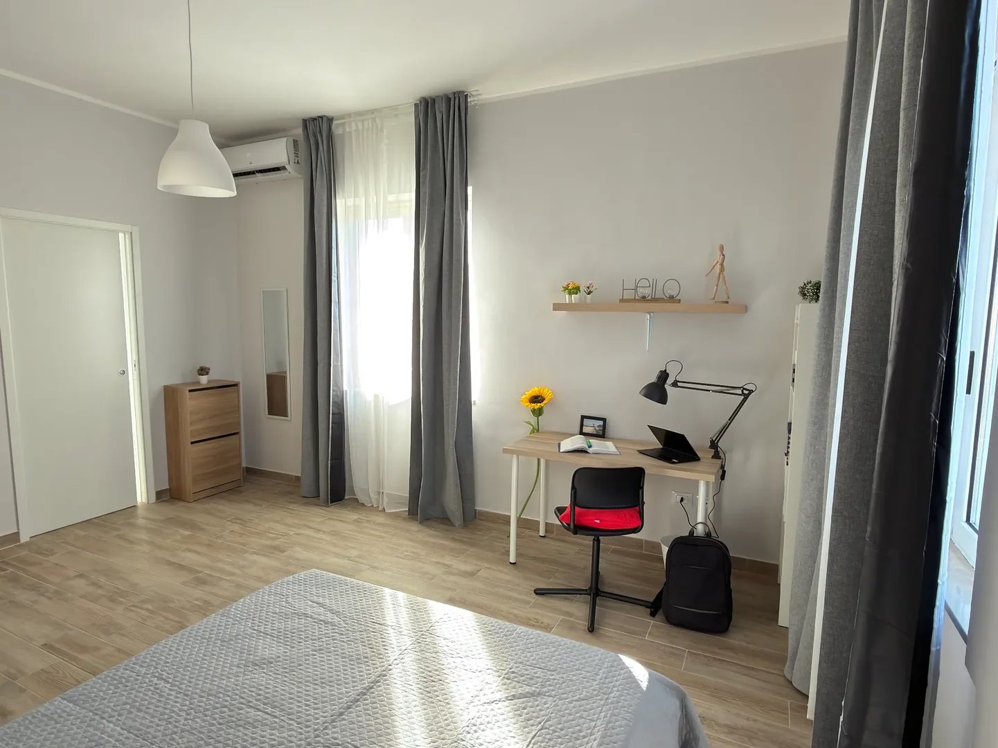 Quarto de estudante em com área de estudo e instalações partilhadas