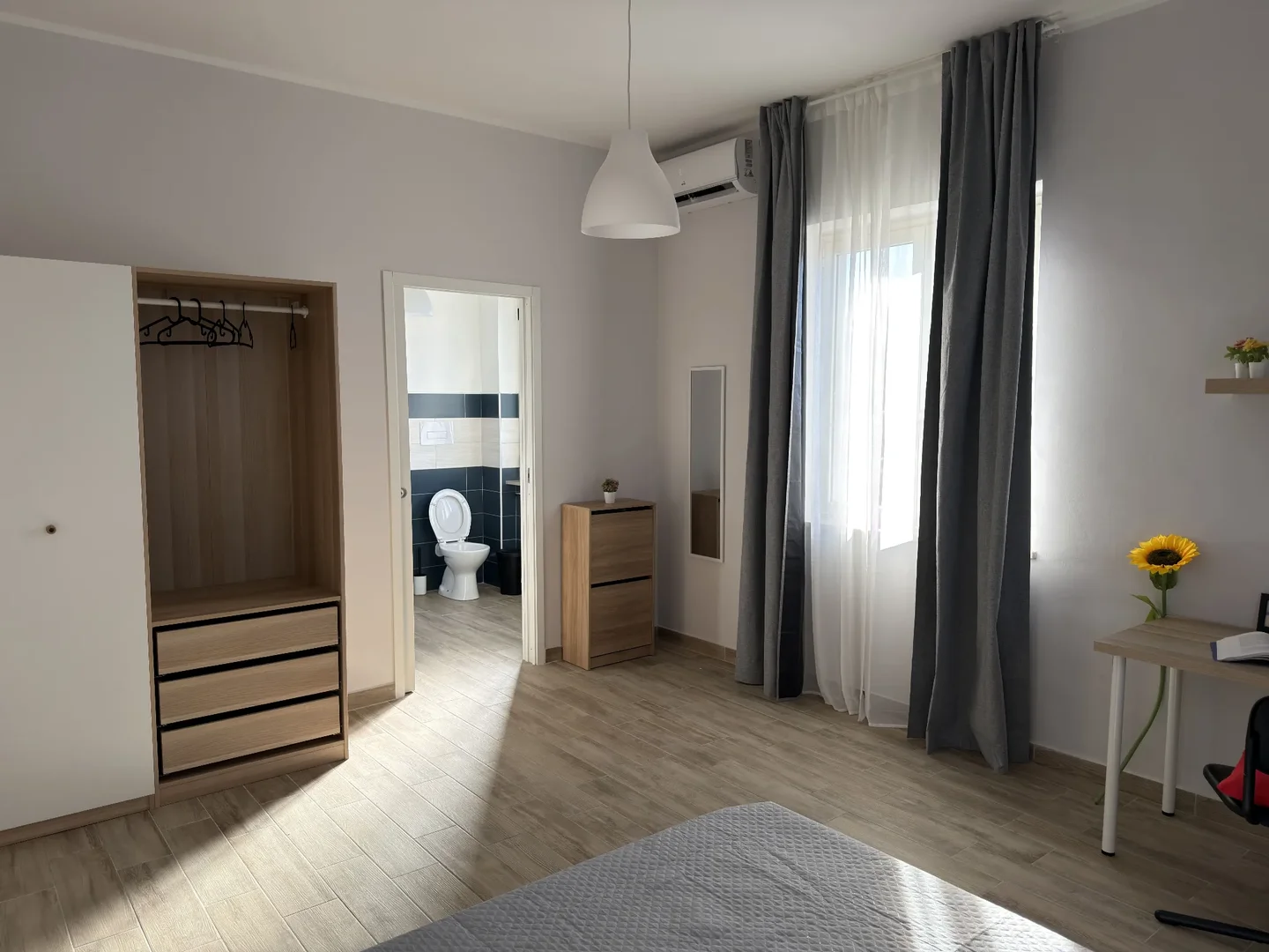 Quarto de estudante luminoso e arejado com acesso fácil à universidade em