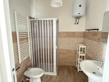 Quarto privado em Via Tirino 67, imagem 5 de 11