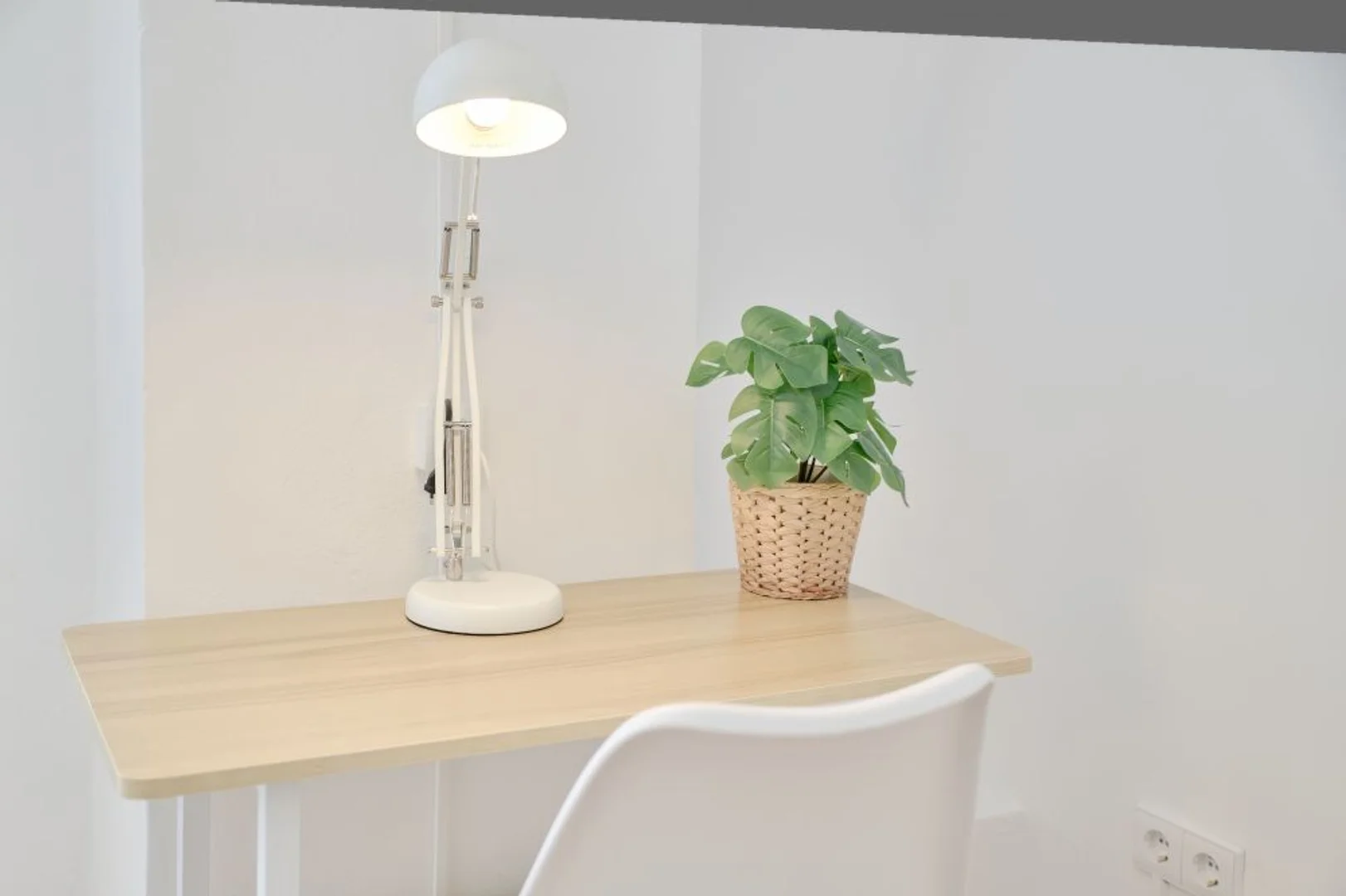 Quarto para alugar em apartamento de estudantes em , totalmente mobilado