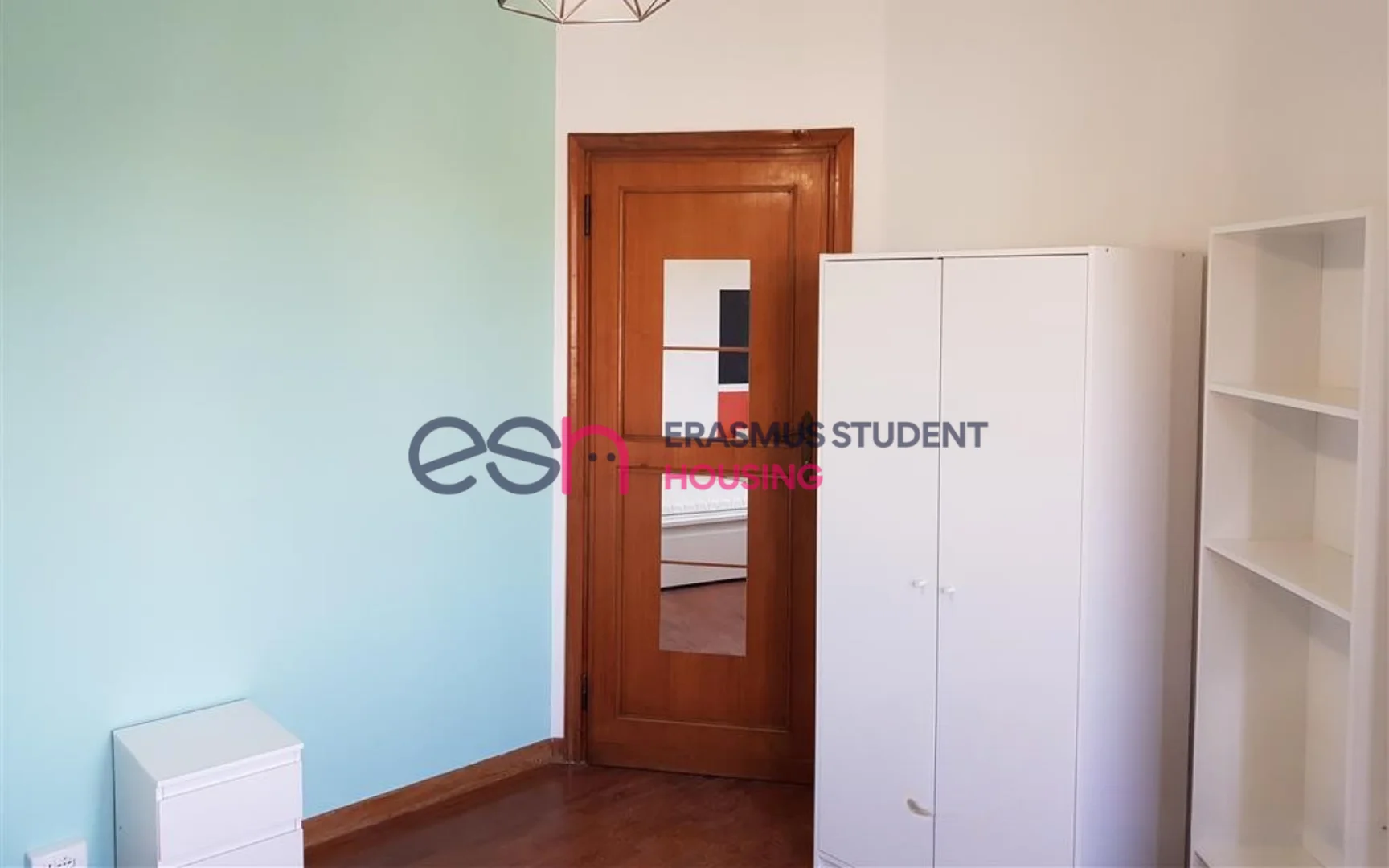 Studentenzimmer in  mit Arbeitsbereich und Gemeinschaftseinrichtungen