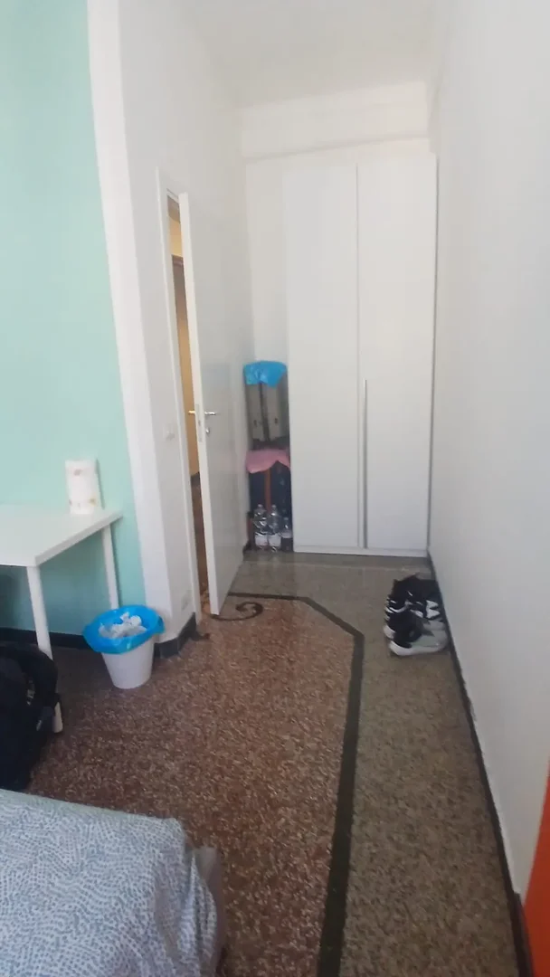 Funkcjonalny pokój studencki idealny do nauki w 