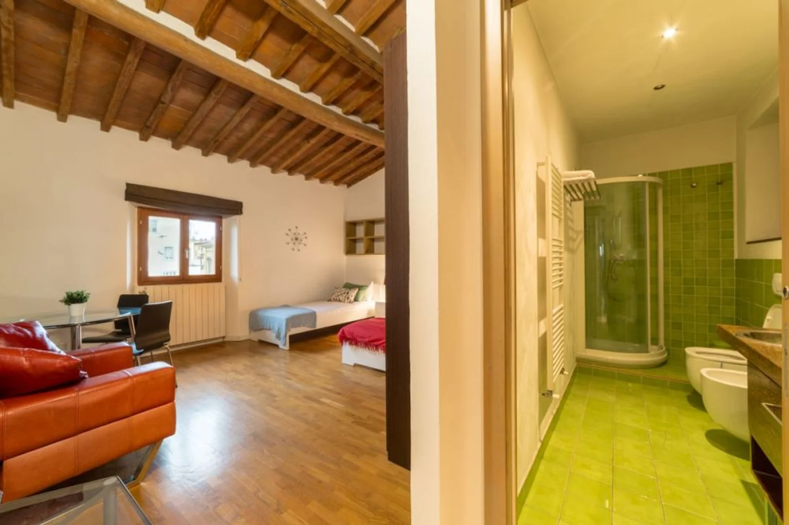 Quarto de estudante confortável e espaçoso em 