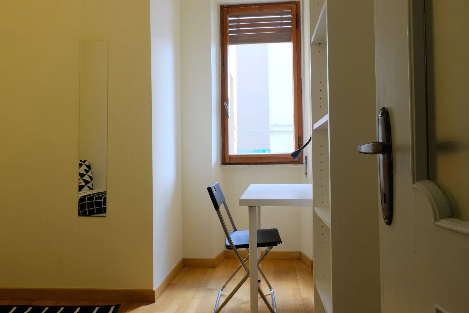 Studentenzimmer in  mit Arbeitsbereich und Gemeinschaftseinrichtungen