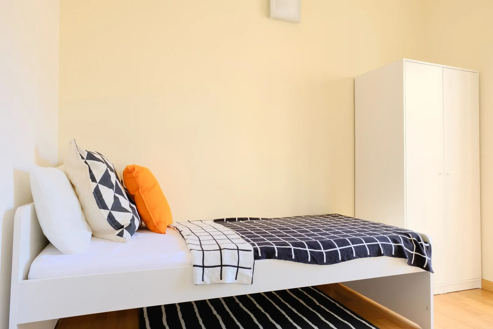 Studentenzimmer in  mit Arbeitsbereich und Gemeinschaftseinrichtungen
