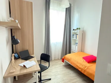 Stanza privata in Via Tirino 67, immagine 2 di 13