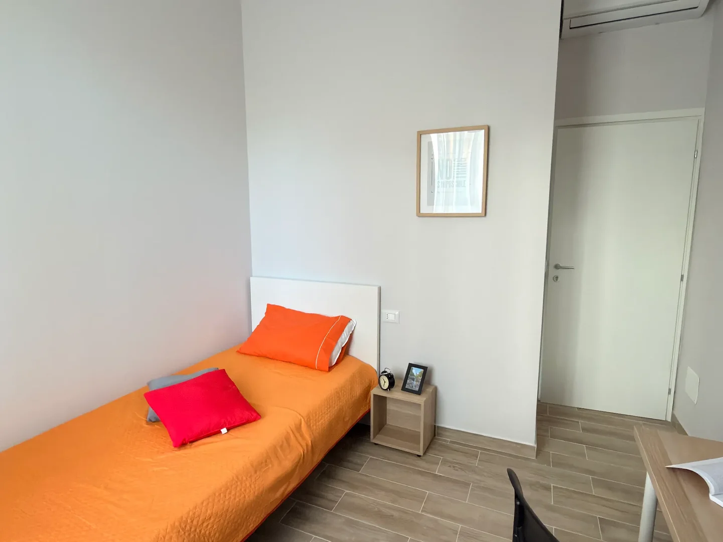Chambre d'étudiant à  avec espace d'étude et installations communes