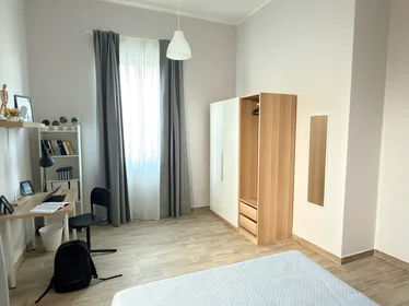 Chambre privée à Via Tirino 67, image 1 de 10
