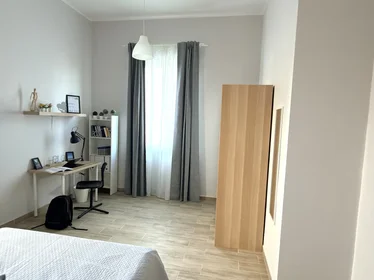 Chambre privée à Via Tirino 67, image 4 de 13