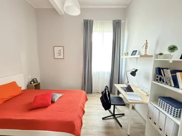 Chambre privée à Via Tirino 67, image 1 de 12