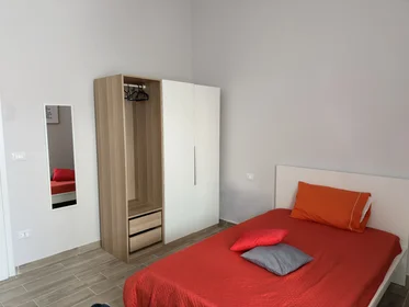 Chambre privée à Via Tirino 67, image 3 de 12