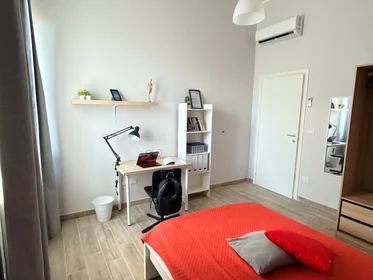 Chambre privée à Via Tirino 67, image 4 de 12