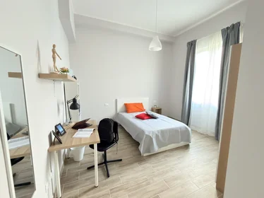 Chambre privée à Via Tirino 67, image 1 de 10