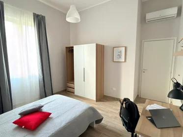 Chambre privée à Via Tirino 67, image 2 de 13