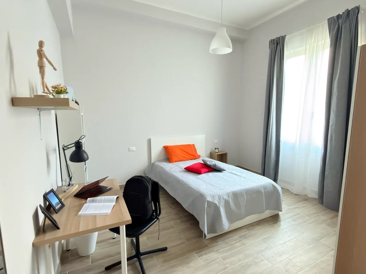 Chambre confortable pour étudiants disponible dans 