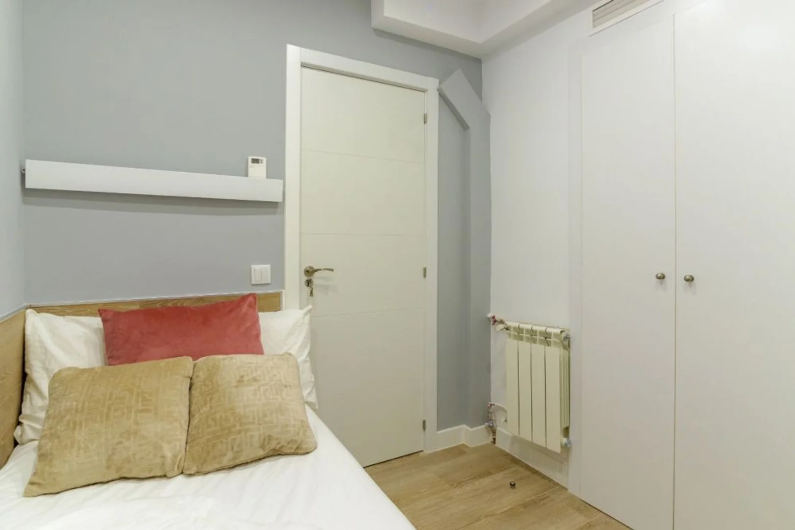 Chambre d'étudiant à avec espace d'étude et installations communes