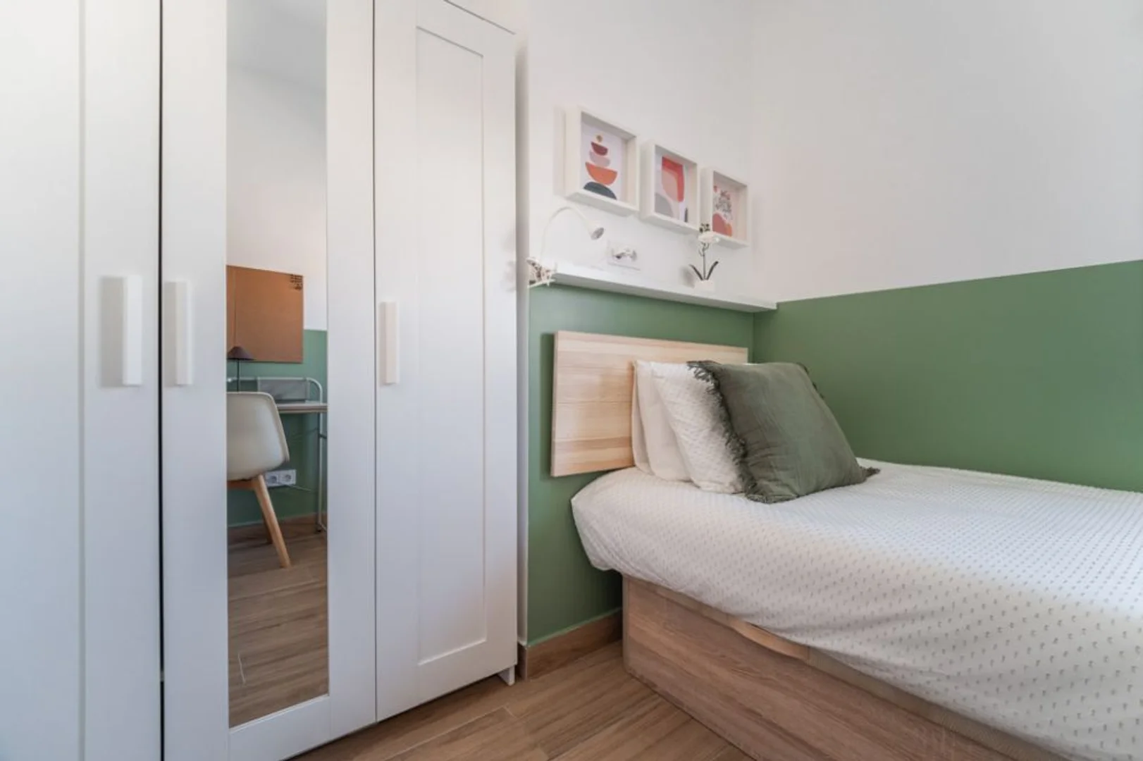 Habitación acogedora para estudiantes disponible en 