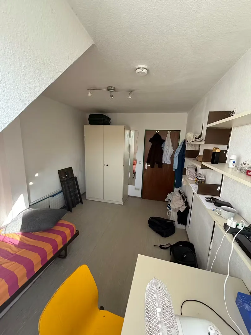 Quarto acessível para estudantes com iluminação ampla em 