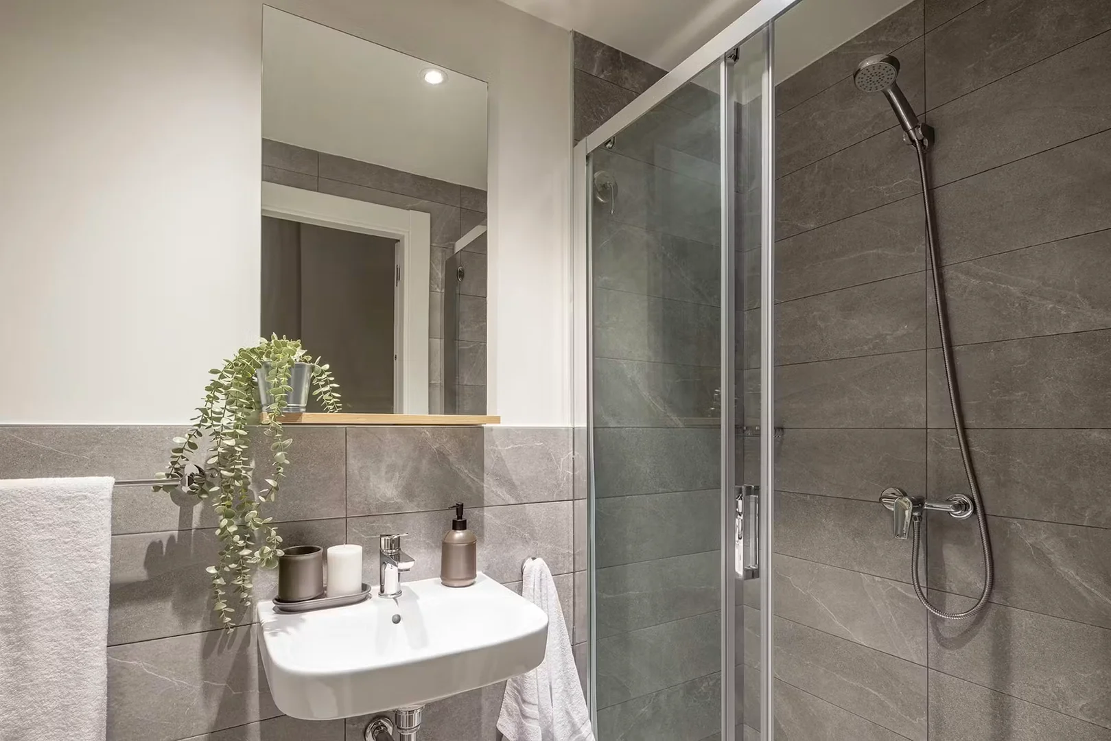 Habitación estudiantil amplia y cómoda en 