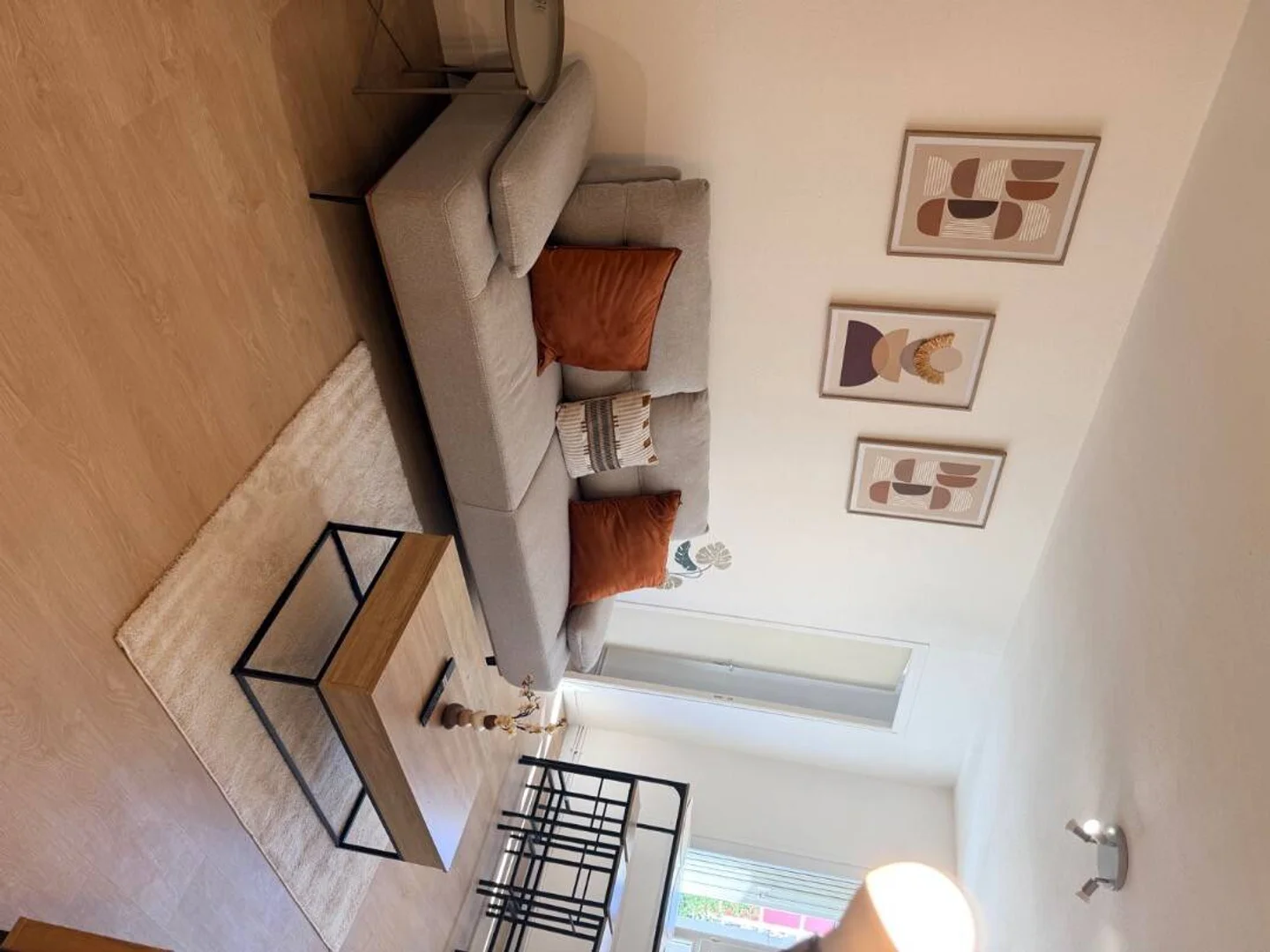 Habitación estudiantil luminosa y aireada con fácil acceso a la universidad en 