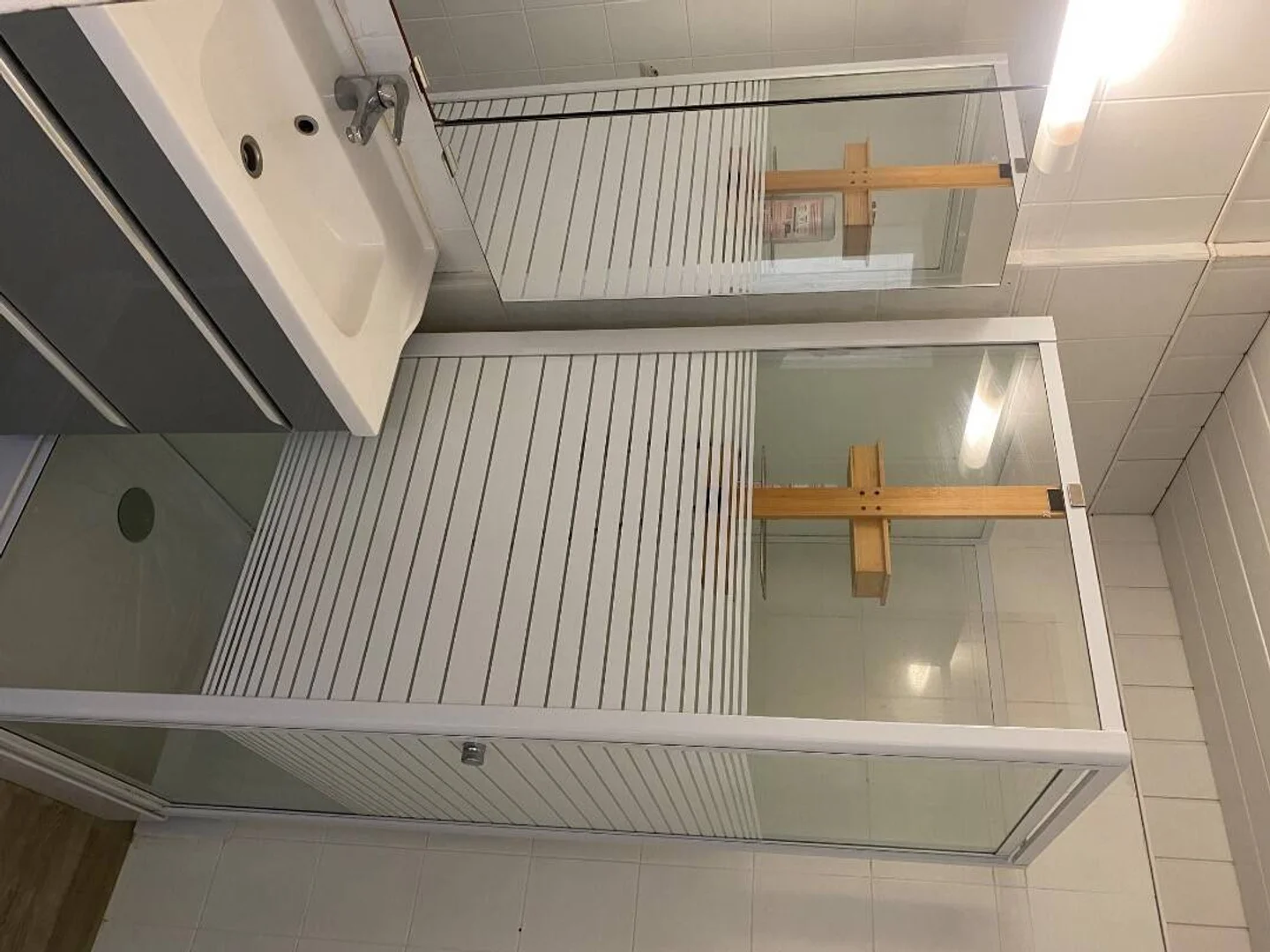 Quarto de estudante em  com área de estudo e instalações partilhadas