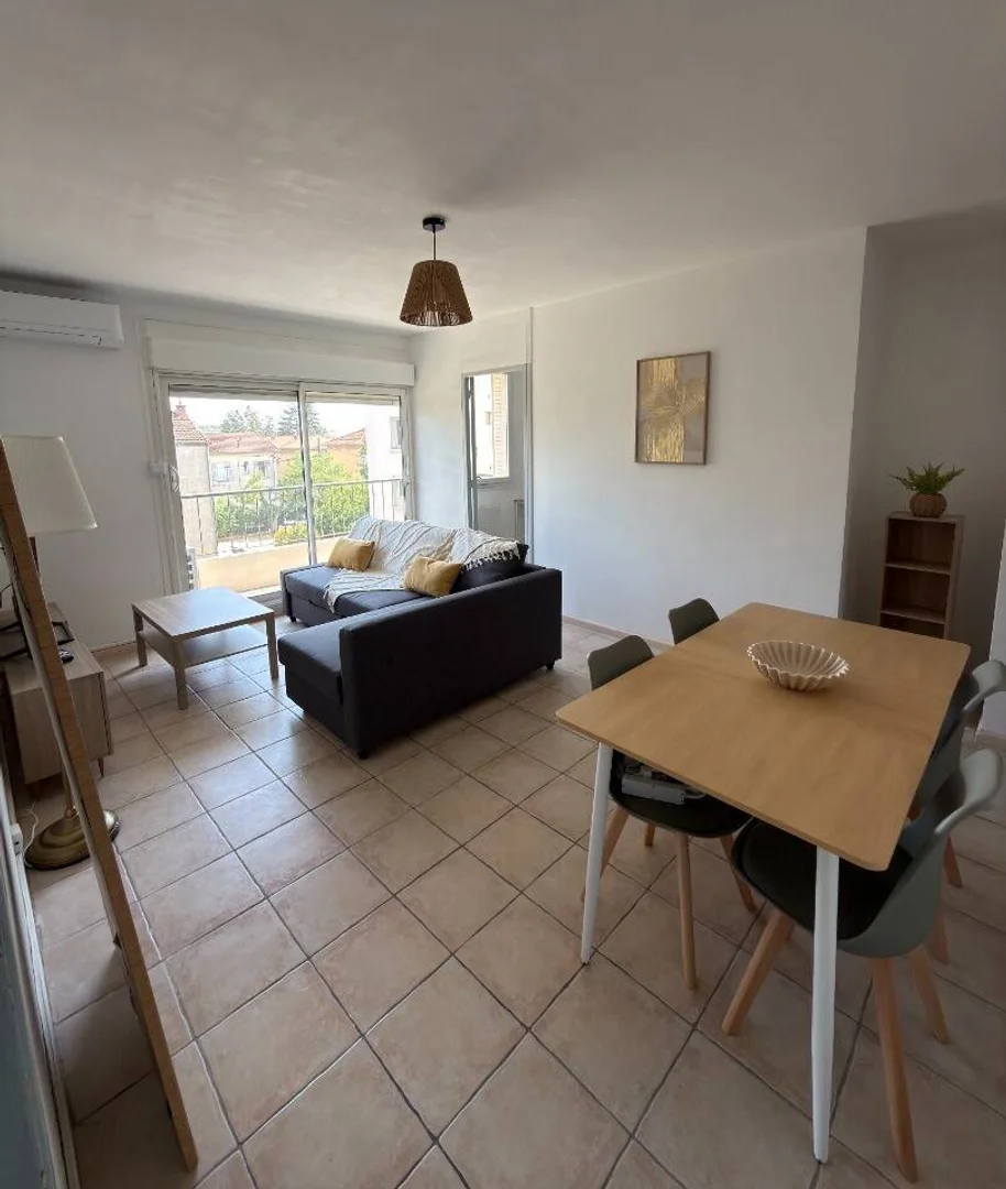 Room for rent in student apartment in , fully furnished
