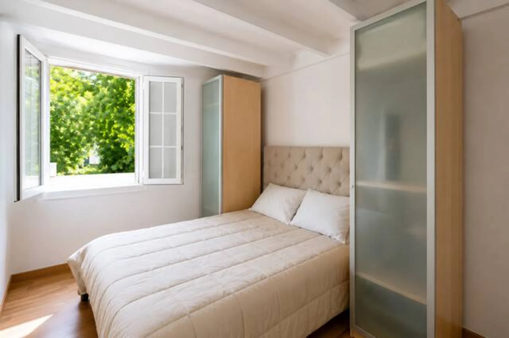 Quarto de estudante económico perto do campus em 