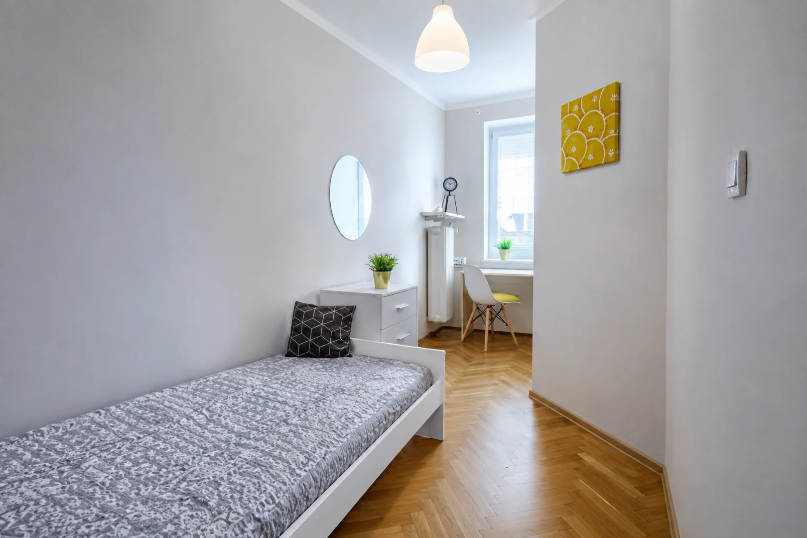 Habitación estudiantil funcional perfecta para estudiar en 