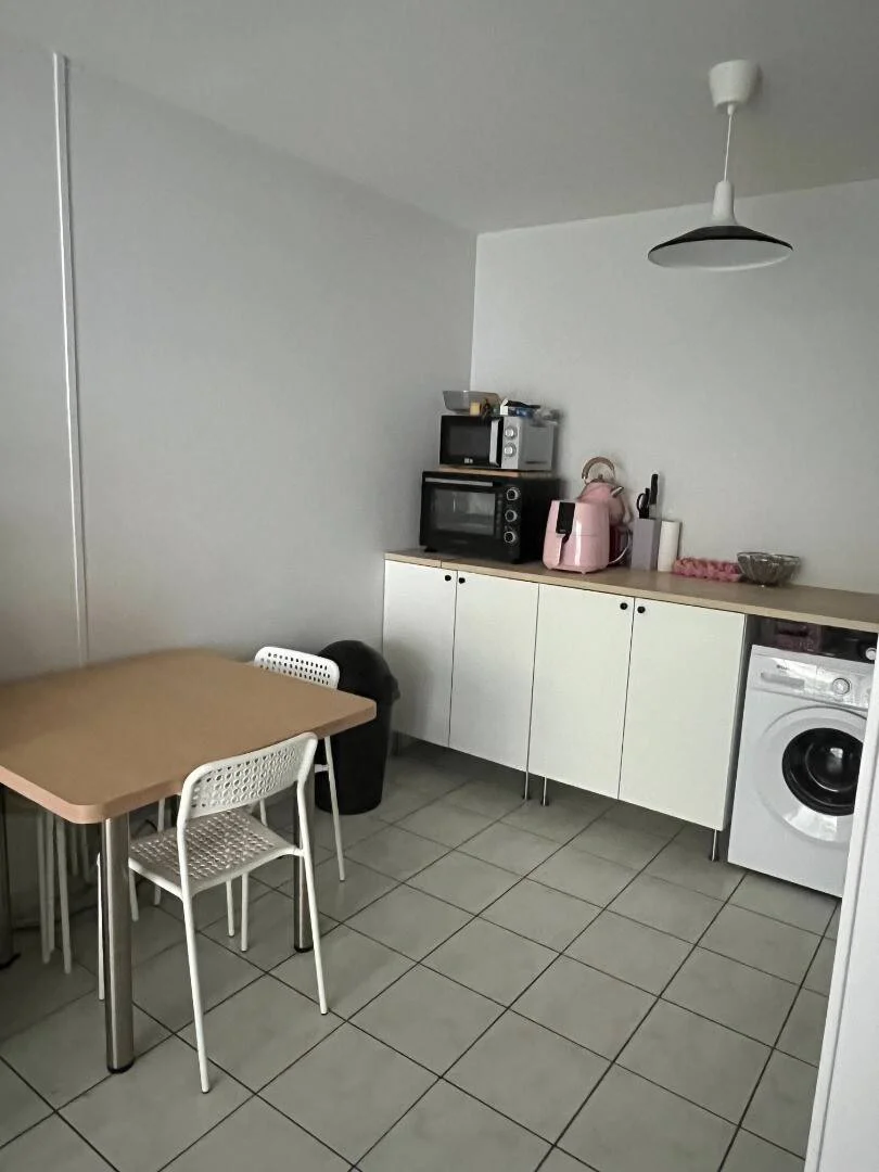 Quarto acessível para estudantes com iluminação ampla em 