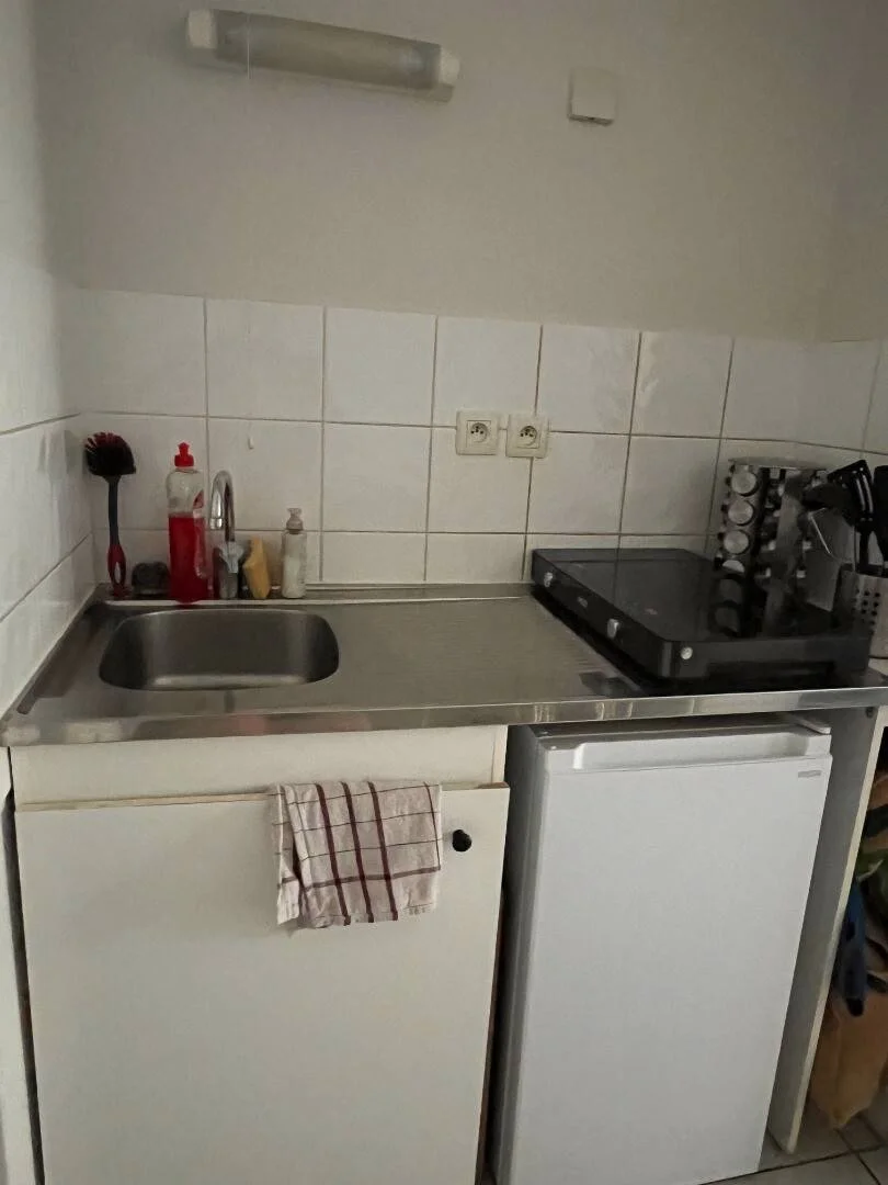 Quarto de estudante luminoso e arejado com acesso fácil à universidade em 
